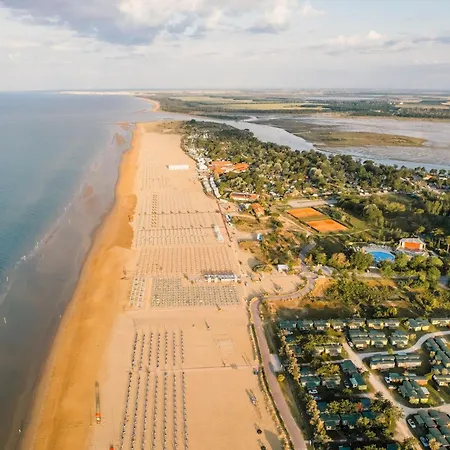 Enjoy Our Colourful Flat With Side Sea View Апартаменти Бібіоне