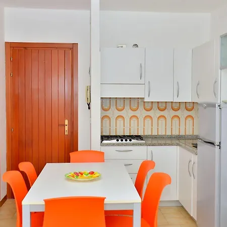 Апартаменти Enjoy Our Colourful Flat With Side Sea View