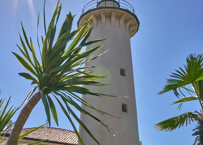 Enjoy Our Colorful Flat With Sea View - Beahost